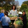 Michelle Obama récolte des citrouilles dans le potager de la Maison Blanche avec des élèves d'écoles primaires le 30 octobre 2013.