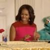 La First Lady Michelle Obama avec les marionnettes Elmo et Rosita de Sesame Street à la Maison Blanche le 30 octobre 2013.