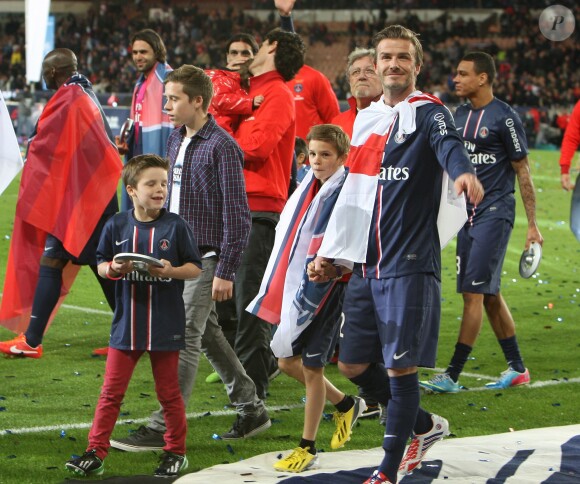 David Beckham et ses enfants Brooklyn, Romeo et Cruz au Parc des Princes à Paris le 18 mai 2013 lors de son dernier match en pro