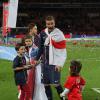 David Beckham et ses enfants Brooklyn, Romeo et Cruz au Parc des Princes à Paris le 18 mai 2013 lors de son dernier match en pro