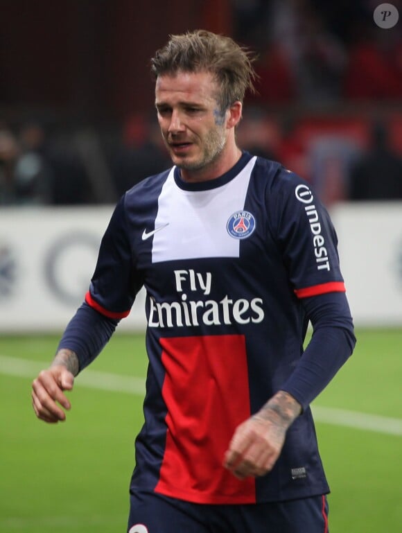 David Beckham quitte la pelouse du Parc des Princes en larmes lors de son dernier match en pro face à Brest, le 18 mai 2013 à Paris