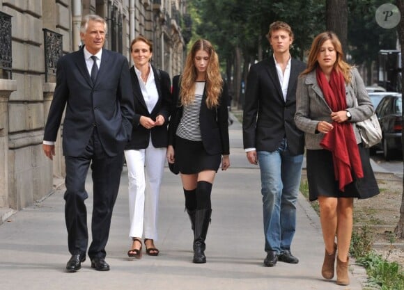 Dominique de Villepin, son épouse Marie-Laure et leurs trois enfants - Marie, Arthur et Victoire - à Paris, le 21 septembre 2009., se rendent au tribunal pour l'affaire Clearstream.