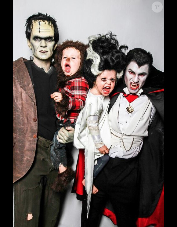 Neil Patrick Harris, son conjoint David Burtka et leurs enfants Harper Grace et Gideon Scott, pour halloween le 31 octobre 2013.