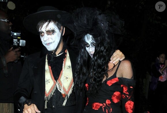 Kate Moss et Jamie Hince déguisés pour Halloween se rendent à la soirée "Jonathan Ross' Halloween party" à Londres, le 31 octobre 2013.