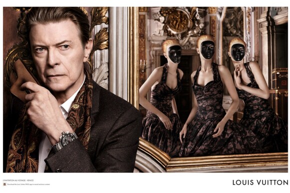 David Bowie photographié par David Sims pour L'Invitation au Voyage, campagne publicitaire de Louis Vuitton.