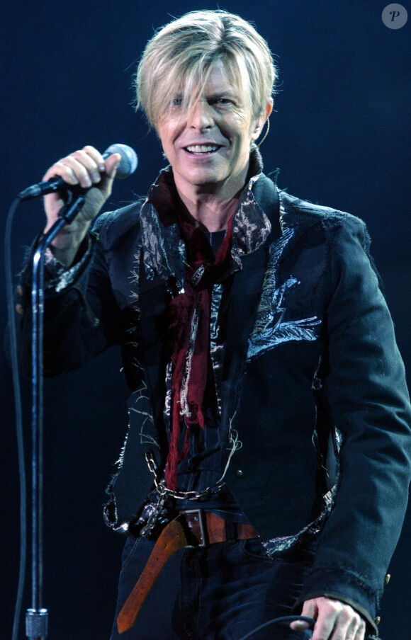 David Bowie en concert à Wembley en novembre 2003.
