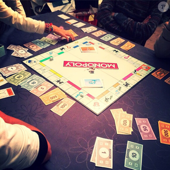 Partie de Monopoly entre Alizée, Grégoire Lyonnet et quelques amis.