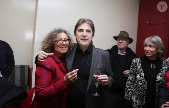 Exclusif - Serge Lama félicité par Mireille Dumas au Grand Rex à Paris lors de son concert du 12 octobre 2013
