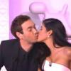 Ayem Nour embrasse Adrien Rohard, pendant l'émission Ça va s'en rire, le samedi 2 novembre 2013 sur NRJ 12