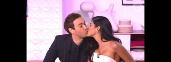 Ayem Nour embrasse Adrien Rohard, pendant l'émission Ça va s'en rire, le samedi 2 novembre 2013 sur NRJ 12