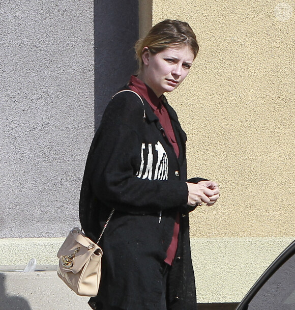Mischa Barton méconnaissable sans maquillage à Los Angeles le 3 novembre 2013.