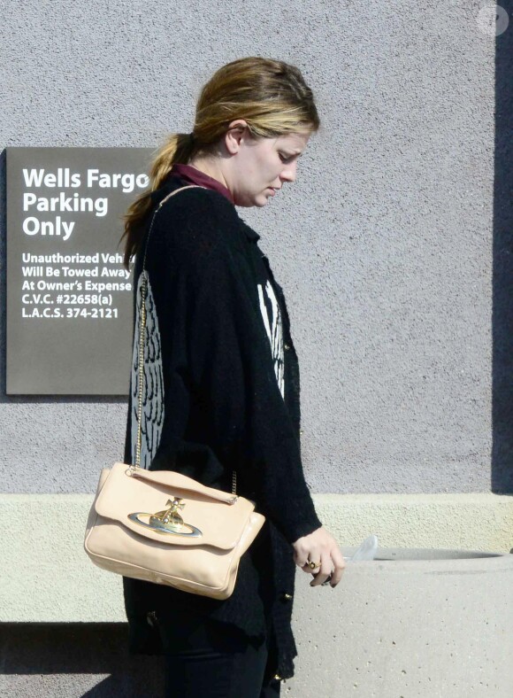 Mischa Barton de retour à LA, sans maquillage ici à Beverly Hills, le 3 novembre 2013.
