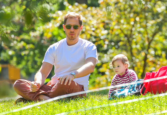 Le mari de Drew Barrymore, Will Kopelman, avec leur fille Olive, à New York le 28 septembre 2013