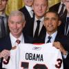 Barack Obama avec le maillot des Blackhawks de Chicago, équipe victorieuse de la Coupe Stanley en 2013, au milieu des joueurs et du staff, le 4 novembre 2013 à la Maison Blanche à Washington