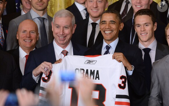 Barack Obama ravi de prendre la pose au milieu des Blackhawks de Chicago, équipe victorieuse de la Coupe Stanley en 2013, le 4 novembre 2013 à la Maison Blanche à Washington