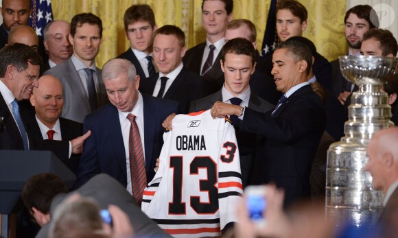 Barack Obama reçoit un maillot des Blackhawks de Chicago, équipe victorieuse de la Coupe Stanley en 2013, le 4 novembre 2013 à la Maison Blanche à Washington