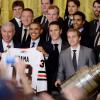 Barack Obama recevait l'équipe des Blackhawks de Chicago, victorieuse de la Coupe Stanley en 2013, le 4 novembre 2013 à la Maison Blanche à Washington
