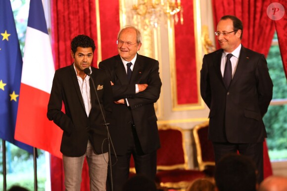 François Hollande, Jamel Debbouze et Marc Ladreit de Lacharrière lors de la remise du prix de l'audace artistique et culturelle à l'Elysée, le 12 Juin 2013