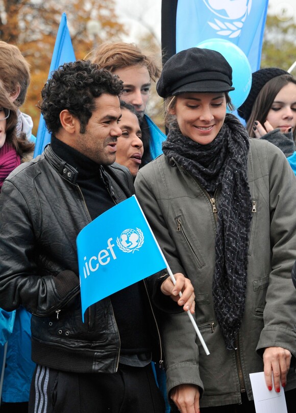 Mélissa Theuriau et Jamel Debbouze soutiennent l'Operation 'Poussettes Vides' au profit de L'Unicef à Paris dans les Jardins du Trocadéro le 18 novembre 2012