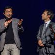 François Clauss et David Pujadas lors du concert de soutien organisé par Europe 1 en hommage à ses deux journalistes otages en Syrie Didier François et Edouard Elias, Nicolas Henin du "Point" et Pierre Torrès, photographe, aux Folies Bergères à Paris le 6 novembre 2013.