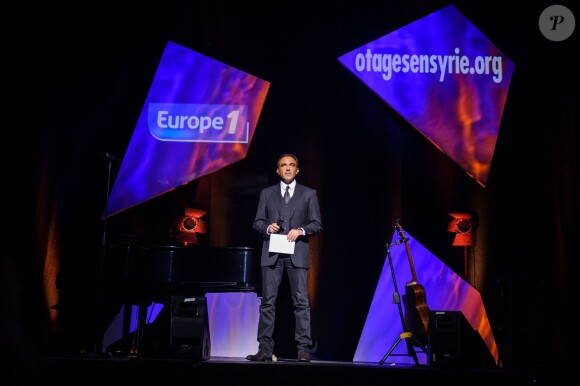 Nikos Aliagas lors du concert de soutien organisé par Europe 1 en hommage à ses deux journalistes otages en Syrie Didier François et Edouard Elias, Nicolas Henin du "Point" et Pierre Torrès, photographe, aux Folies Bergères à Paris le 6 novembre 2013.