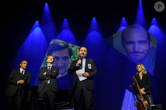 Fabien Namias et Denis Olivennes lors du concert de soutien organisé par Europe 1 en hommage à ses deux journalistes otages en Syrie Didier François et Edouard Elias, Nicolas Henin du "Point" et Pierre Torrès, photographe, aux Folies Bergères à Paris le 6 novembre 2013.