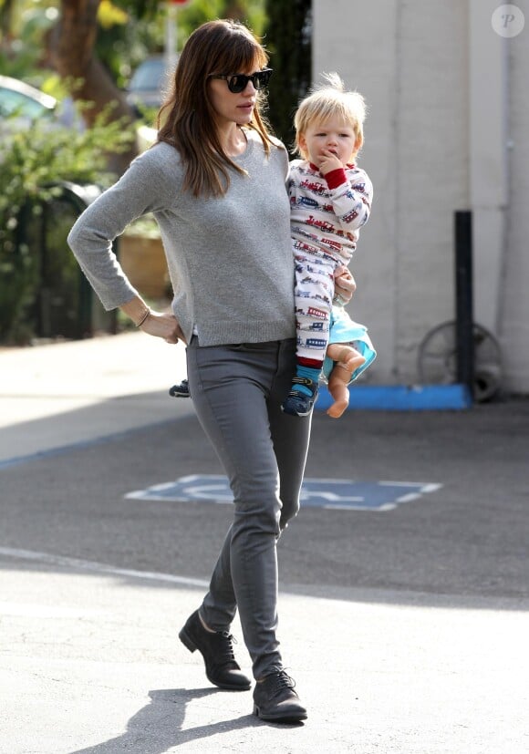 Jennifer Garner et son fils Samuel à Los Angeles, le 7 novembre 2013.