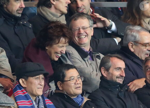 Roselyne Bachelot et Pascal Boniface, en plein fou rire lors du match entre le Paris Saint-Germain et l'OGC Nice, au Pars des Princes à Paris le 9 novembre 2013