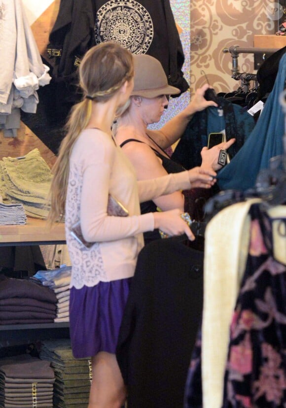 Jennie Garth et sa fille Luca (16 ans) font quelques emplettes dans une boutique de vêtements à Los Angeles. Le 7 novembre 2013.