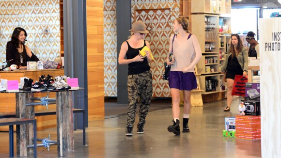 Jennie Garth et sa fille Luca (16 ans) quittent une boutique de vêtements à Los Angeles. Le 7 novembre 2013.
