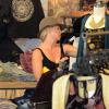 Jennie Garth en pleine séance shopping à Los Angeles. Le 7 novembre 2013.