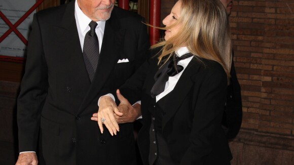 Barbra Streisand, amoureuse en robe fendue face à la jolie Lily Collins