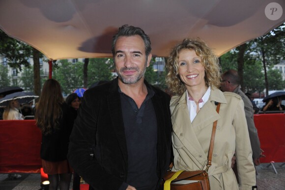Alexandra Lamy et Jean Dujardin lors de l'avant-première du film Un bonheur n'arrive jamais seul à Paris le 15 juin 2012