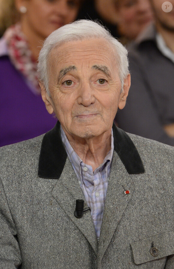 Charles Aznavour lors de l'enregistrement de l'émission "Vivement dimanche" à Paris le 6 novembre 2013.