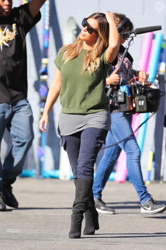 Kim Kardashian et sa famille organisait un vide-grenier dans le quartier de Woodland Hills, à Los Angeles le 10 novembre 2013.