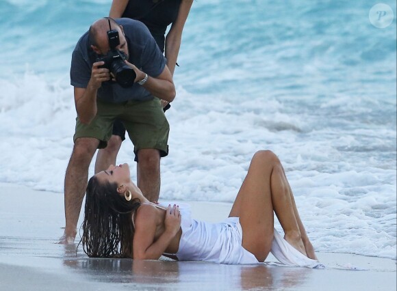 Nina Agdal, en shooting sur une plage de Miami le 12 novembre 2013.