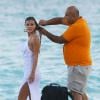 Le mannequin de Victoria's Secret, Nina Agdal, en shooting sur une plage de Miami le 12 novembre 2013.