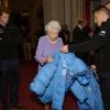 La reine Elizabeth II découvre l'équipement du prince Harry et des membres de l'association Walking with the Wounded avant de voir ces derniers s'envoler pour le pôle Sud, le 13 novembre 2013 à Buckingham Palace