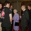 Le prince Harry et les membres de l'association Walking with the Wounded présentent à la reine Elizabeth II leur équipement avant de s'envoler pour le pôle Sud, le 13 novembre 2013 à Buckingham Palace