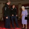 Le prince Harry et les membres de l'association Walking with the Wounded présentent à la reine Elizabeth II leur équipement avant de s'envoler pour le pôle Sud, le 13 novembre 2013 à Buckingham Palace