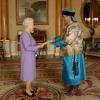 La reine Elizabeth II reçoit à Buckingham Palace l'ambassadeur de Mongolie, son excellence M. Narkhuu Tulga le 13 novembre 2013