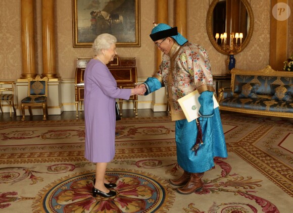 La reine Elizabeth II reçoit à Buckingham Palace l'ambassadeur de Mongolie, son excellence M. Narkhuu Tulga le 13 novembre 2013