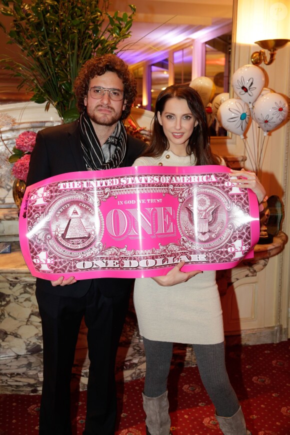 L'artiste Karl Lagasse et Frédérique Bel, à l'Automobile Club de France, à Paris, à l'occasion de la soirée de vente aux enchères au profit de l'association AMFE, le mercredi 13 novembre 2013.