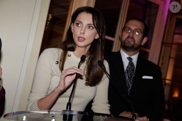 Frédérique Bel, à l'Automobile Club de France, à Paris, à l'occasion de la soirée de vente aux enchères au profit de l'association AMFE, le mercredi 13 novembre 2013.