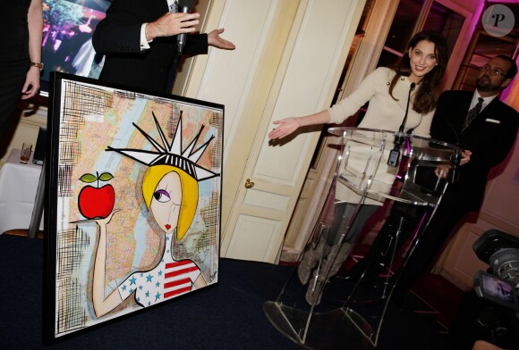 Frédérique Bel, à l'Automobile Club de France, à Paris, à l'occasion de la soirée de vente aux enchères au profit de l'association AMFE, le mercredi 13 novembre 2013.