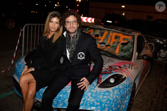 L'artiste Karl Lagasse et Isabelle Funaro, à l'Automobile Club de France, à Paris, à l'occasion de la soirée de vente aux enchères au profit de l'association AMFE, le mercredi 13 novembre 2013.