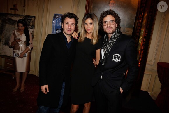 L'artiste Karl Lagasse, Michael Youn et Isabelle Funaro, à l'Automobile Club de France, à Paris, à l'occasion de la soirée de vente aux enchères au profit de l'association AMFE, le mercredi 13 novembre 2013.