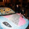 L'artiste Karl Lagasse, Michael Youn et Isabelle Funaro, à l'Automobile Club de France, à Paris, à l'occasion de la soirée de vente aux enchères au profit de l'association AMFE, le mercredi 13 novembre 2013.