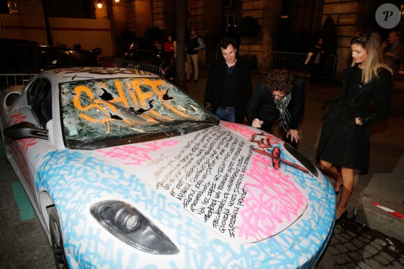 L'artiste Karl Lagasse, Michael Youn et Isabelle Funaro, à l'Automobile Club de France, à Paris, à l'occasion de la soirée de vente aux enchères au profit de l'association AMFE, le mercredi 13 novembre 2013.
