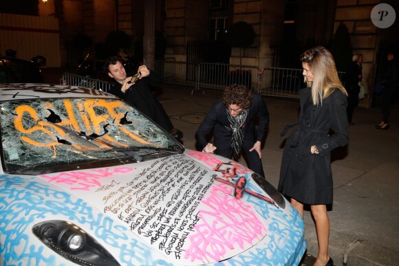L'artiste Karl Lagasse, Michael Youn et Isabelle Funaro, à l'Automobile Club de France, à Paris, à l'occasion de la soirée de vente aux enchères au profit de l'association AMFE, le mercredi 13 novembre 2013.